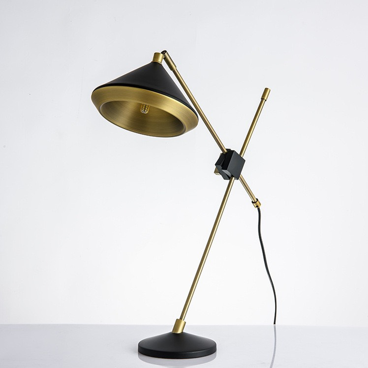 โคมไฟตั้งโต๊ะ Table lamp Metal Black + Gold LED E9x1 IP20