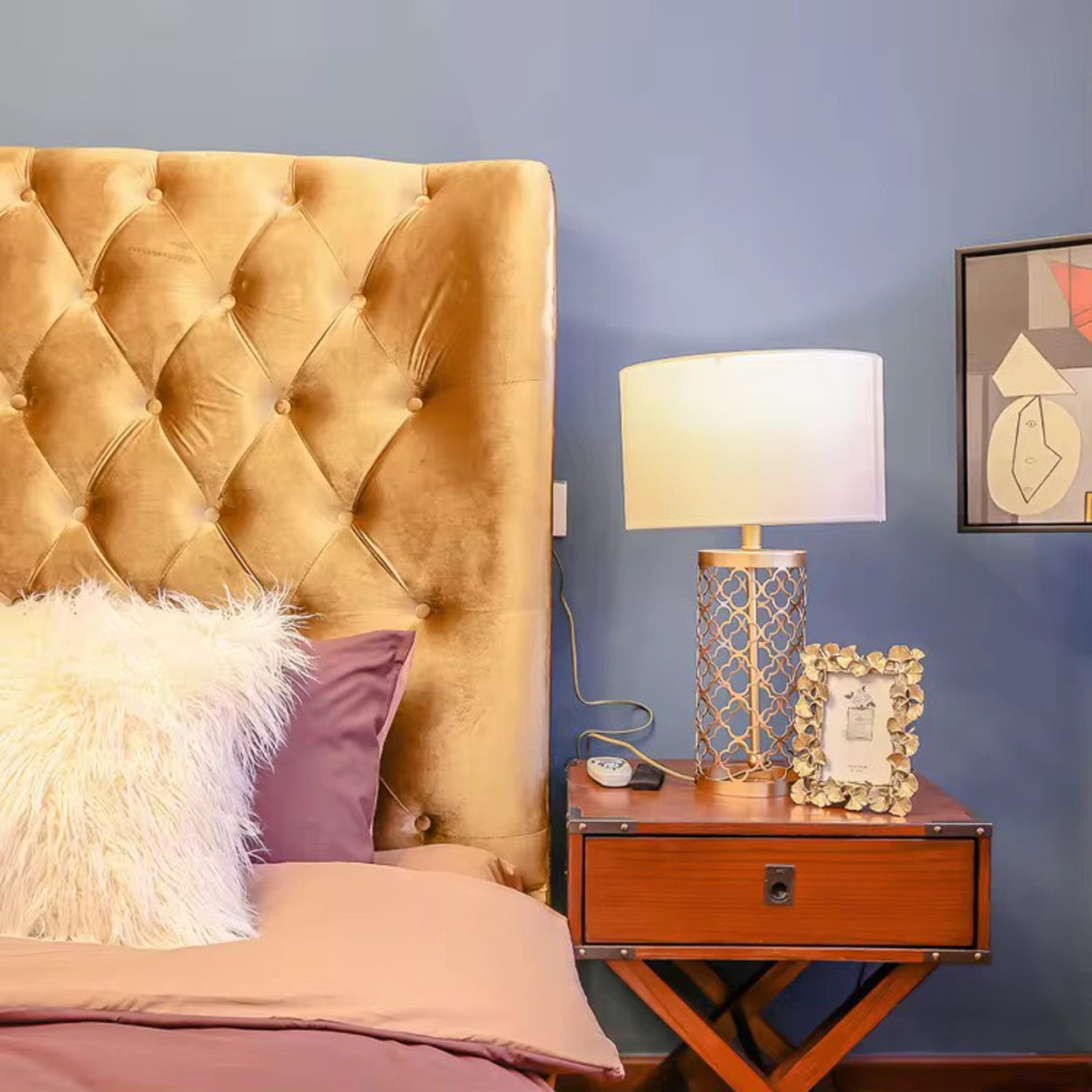 โคมไฟตั้งโต๊ะ Luxurious Table lamp Metal Gold + Fabric White LED E27X1 IP20