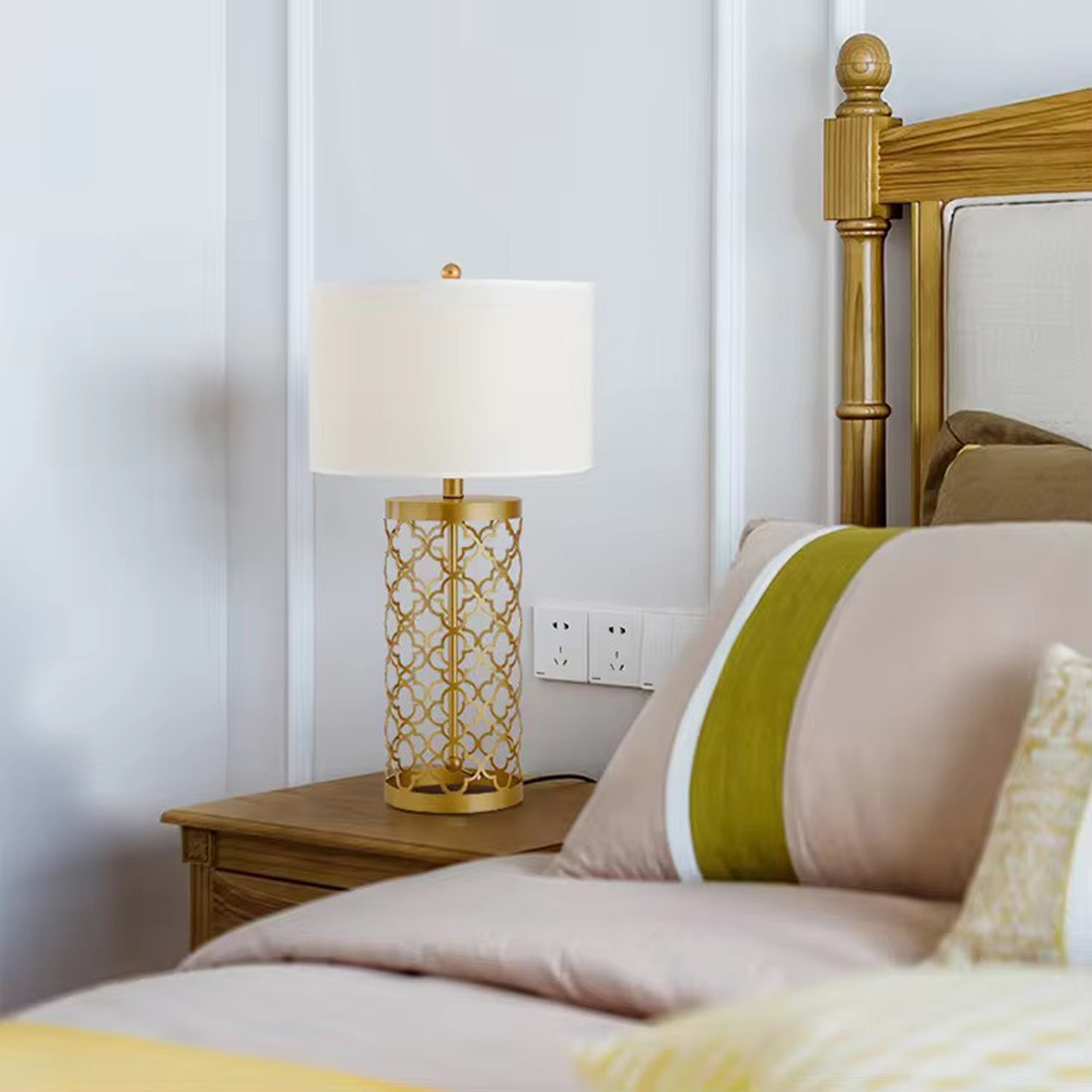 โคมไฟตั้งโต๊ะ Luxurious Table lamp Metal Gold + Fabric White LED E27X1 IP20