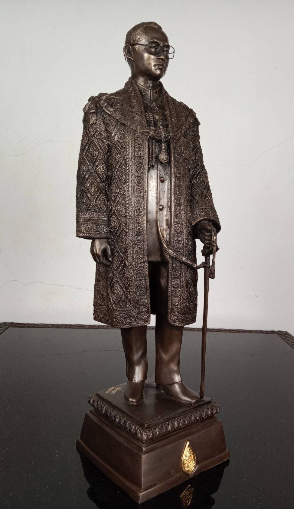 579.พระบรมรูปหล่อในหลวงรัชกาลที่ 9 พระบาทสมเด็จพระปรมินทรมหาภูมิพลอดุลยเดช (รมดำ)