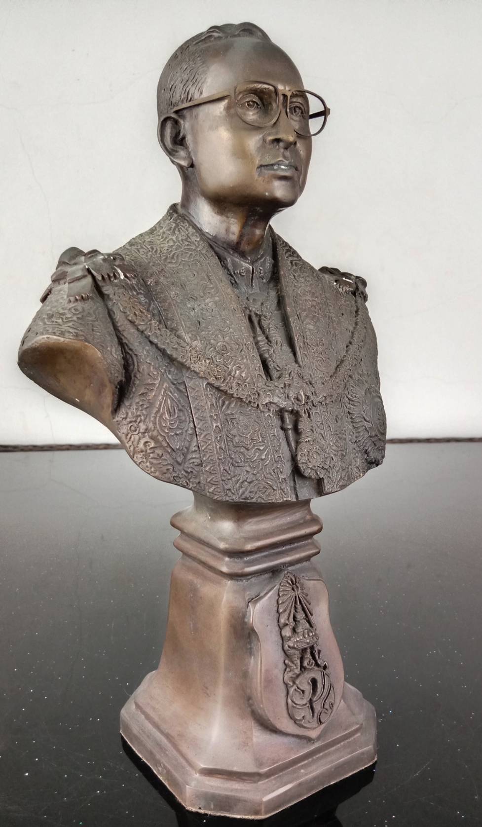 4.พระบรมรูปหล่อครึ่งพระองค์ในหลวงรัชกาลที่9 พระบาทสมเด็จพระปรมินทรมหาภูมิพลอดุลยเดช ฉลองพระองค์บรมราชภูษิตาภรณ์