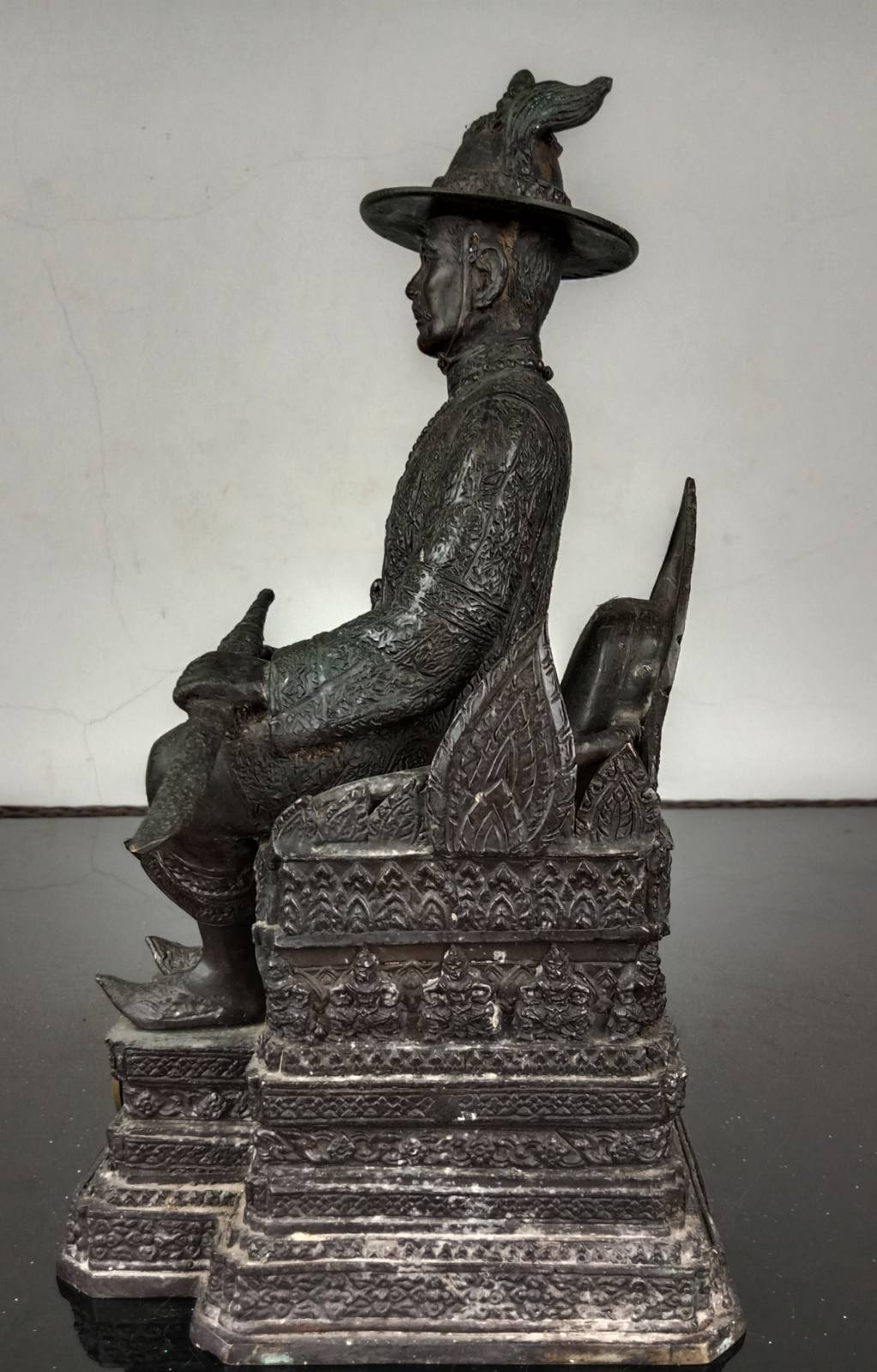 437.พระบรมรูปหล่อสมเด็จพระเจ้าตากสินมหาราช ทรงประทับนั่งบัลลังก์