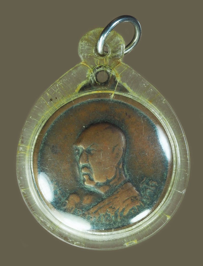 A5739 เหรียญอาจารย์ฝั้นอาจาโร ปี 2517 สกลนคร เนื้อทองแดง เลี่ยมพลาสติกเก่าหลายสิบปี 74