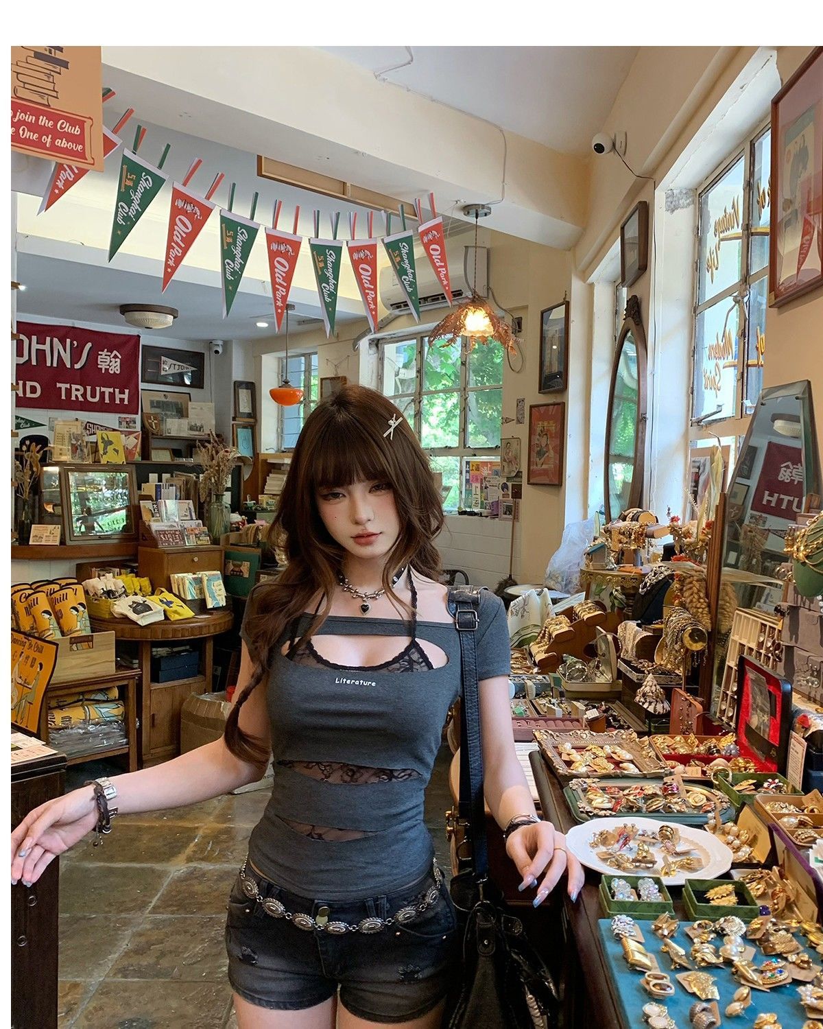 เสื้้อเสื้อครอป แต่งขาดลูกไม้ พร้อมส่งในไทย