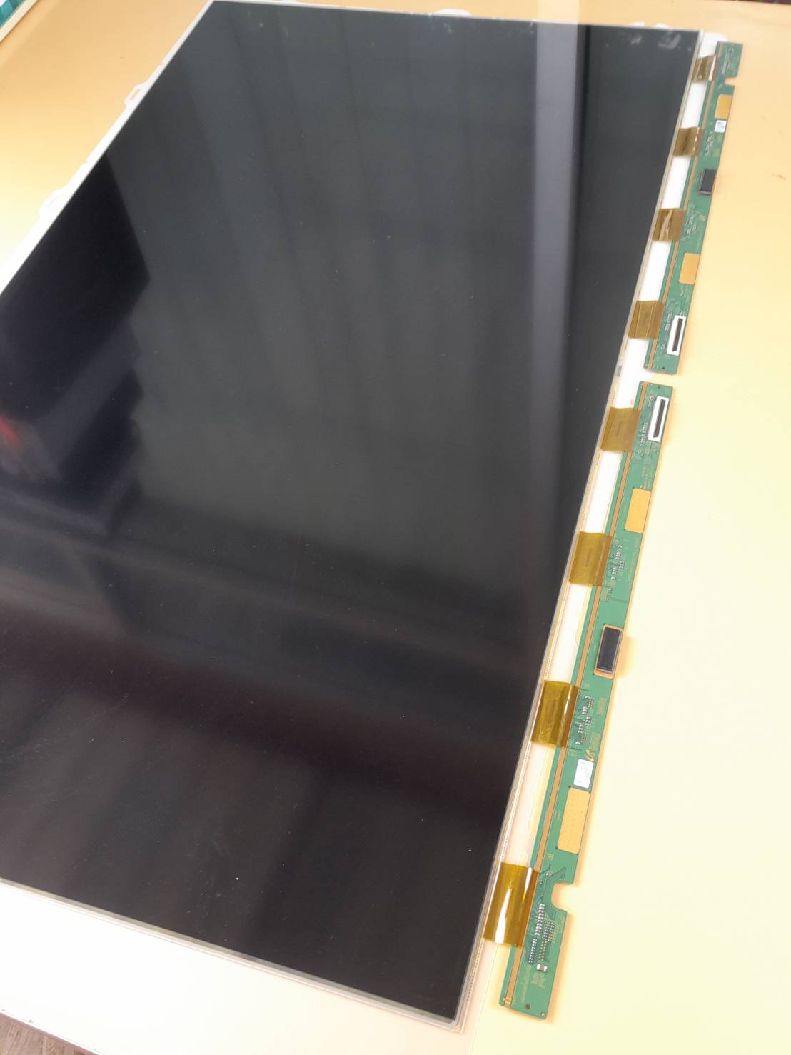 จอทีวี LCD TV TOSHIBA 40" รุ่น 40AV700T ของถอดแท้ศูนย์ / มือสอง