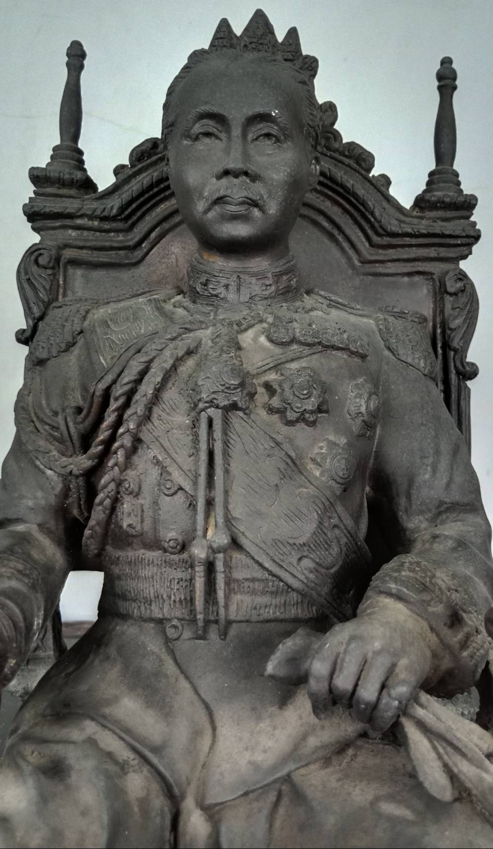 486.พระบรมรูปหล่อในหลวงรัชกาลที่5 พระบาทสมเด็จพระปรมินทรมหาจุฬาลงกรณ์ พระจุลจอมเกล้าเจ้าอยู่หัว ทรงประทับนั่งบัลลังก์(องค์ใหญ่)