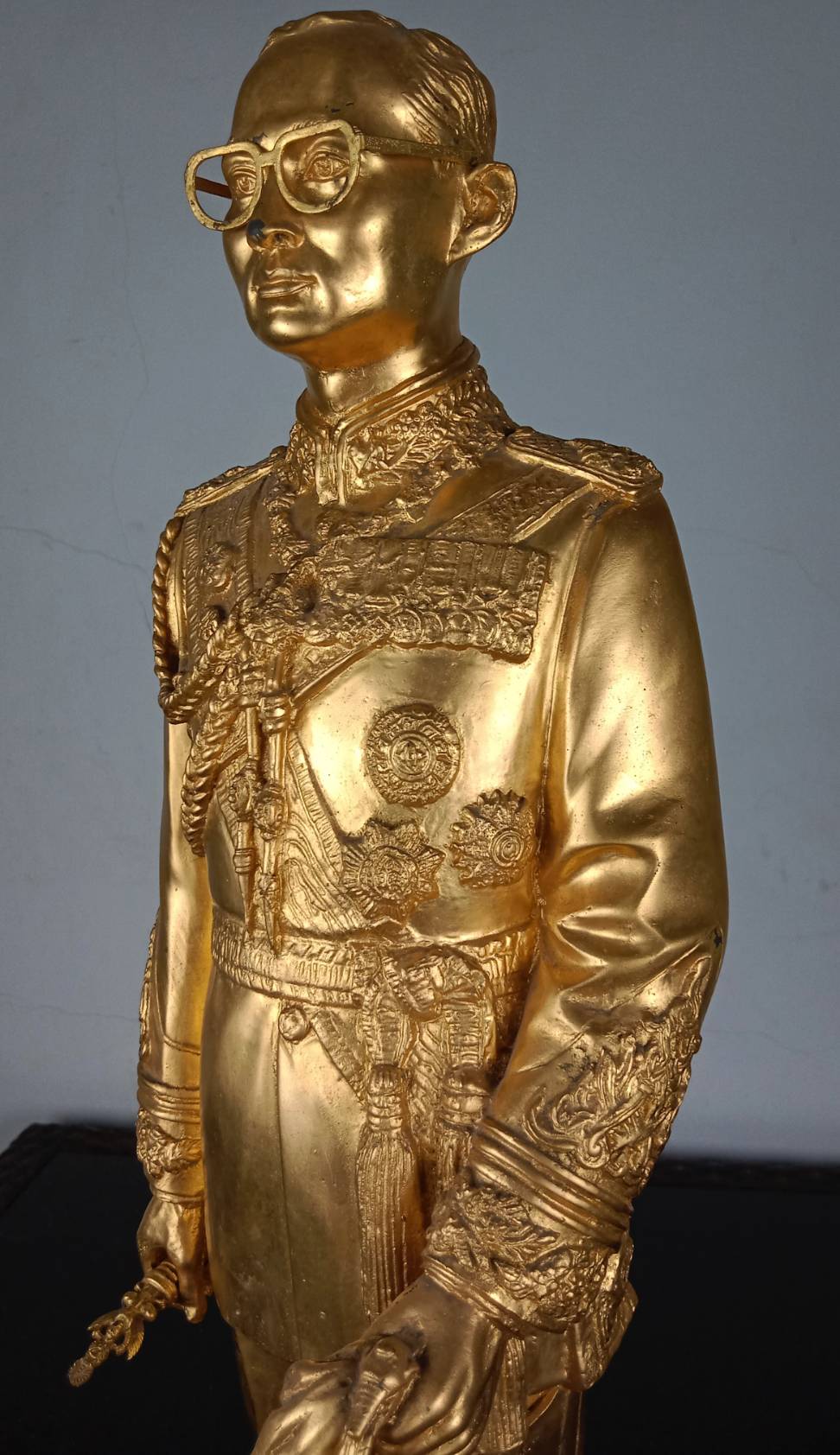 9.พระบรมรูปหล่อโลหะในหลวงรัชกาลที่9 พระบาทสมเด็จพระปรมินทรมหาภูมิพลอดุลยเดช(ทอง)