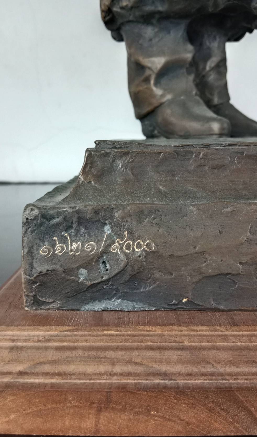 112.พระบรมรูปหล่อในหลวงรัชกาลที่9 พระบาทสมเด็จพระปรมินทรมหาภูมิพลอดุลยเดช ฉลองพระองค์ครุยดุษฎีบัณฑิตกิตติมศักดิ์ของสถาบันบัณฑิตพัฒนบริหารศาสตร์ ประทับยืน