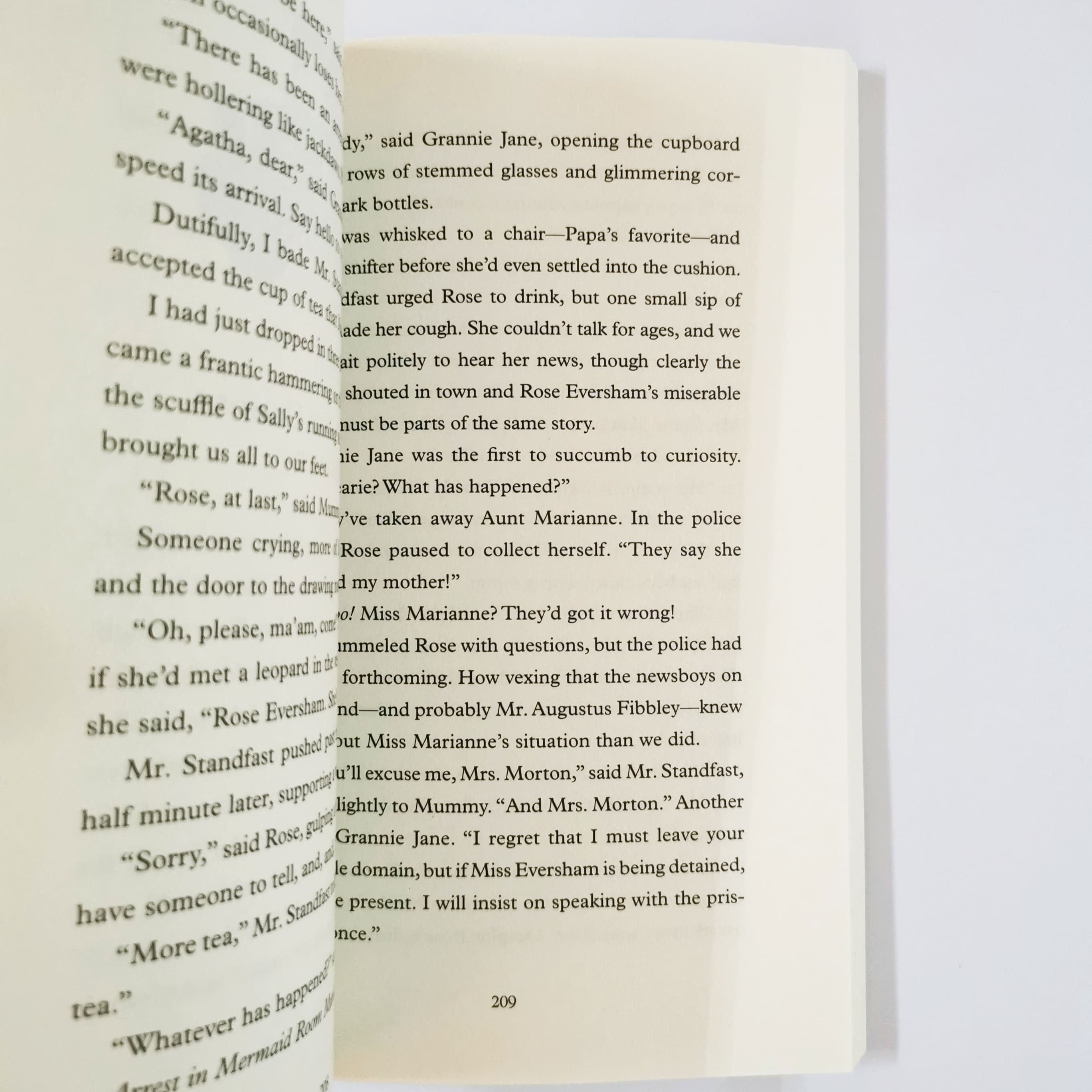 The Body under the Piano (Aggie Morton, Mystery Queen)