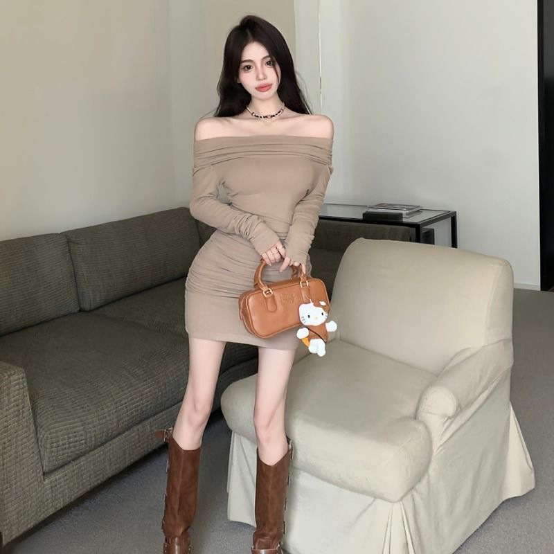 เดรสปาดไหล่ สีครีม เดรสเซ็กซี่ CN2458