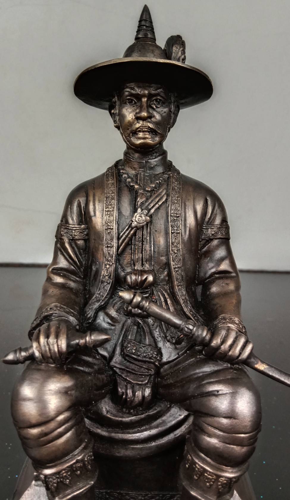 481.พระบรมรูปหล่อสมเด็จพระเจ้าตากสินมหาราช ทรงประทับนั่งบัลลังก์