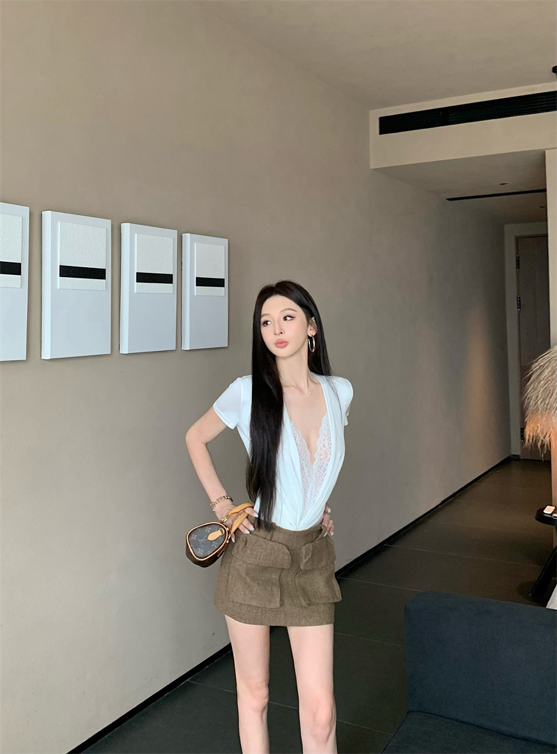 ส่งด่วนในไทย เสื้้อบอดี้สูท แต่งขอบลูกไม้ แหวกหน้าอก พร้อมส่ง CN7561