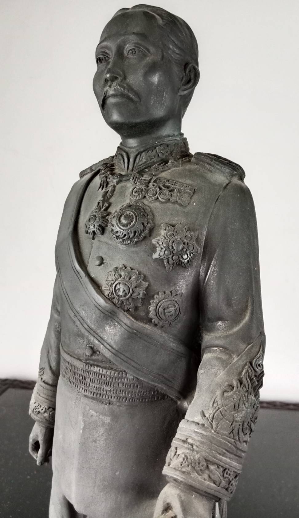 31.พระบรมรูปหล่อในหลวงรัชกาลที่5 พระบาทสมเด็จพระจุลจอมเกล้าเจ้าอยู่หัว ทรงยืนฉลองพระองค์ในราชปะแตนประดับเครื่องราชอิสริยาภรณ์ นุ่งผ้าโจงกระเบนสวมรองเท้าหุ้มส้น คาดพระแสงกระบี่