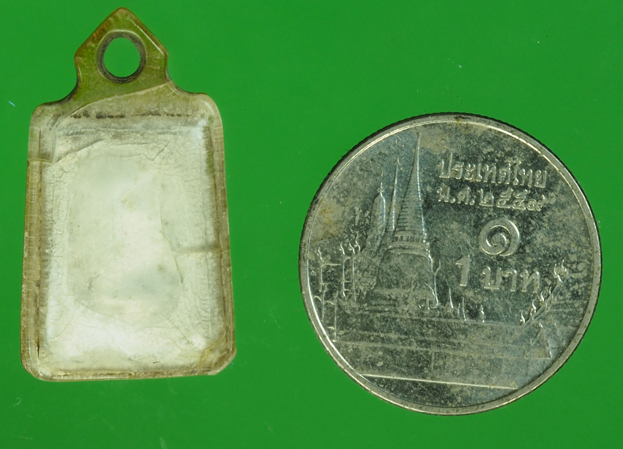 A44 พระสมเด็จเลี่ยมพลาสติกเก่า สภาพผ่านการใช้มา 9