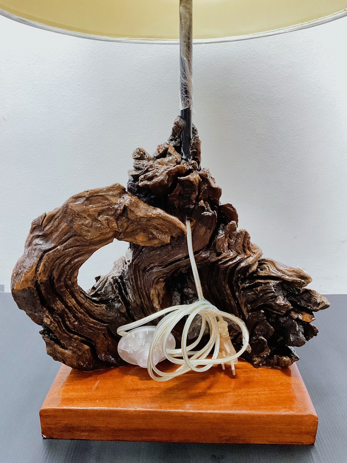 โคมไฟตั้งโต๊ะ แก่นรากไม้ สินค้า Handmade มีชิ้นเดียว Table lamp WOOD LED E27X1