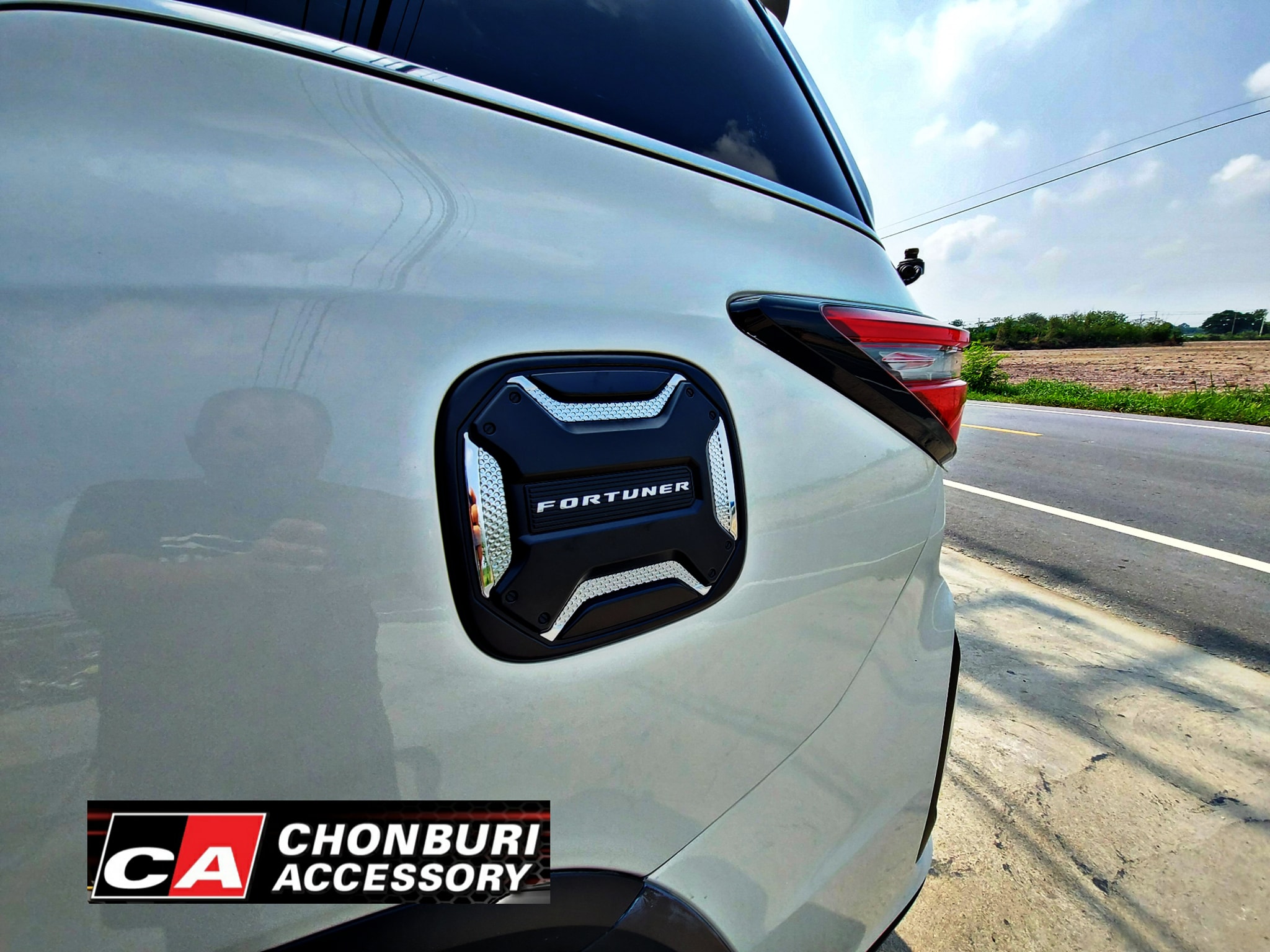 ชุดแต่งฝาปิดถังน้ำมันแท้ Toyota ฟอร์จูนเนอร์