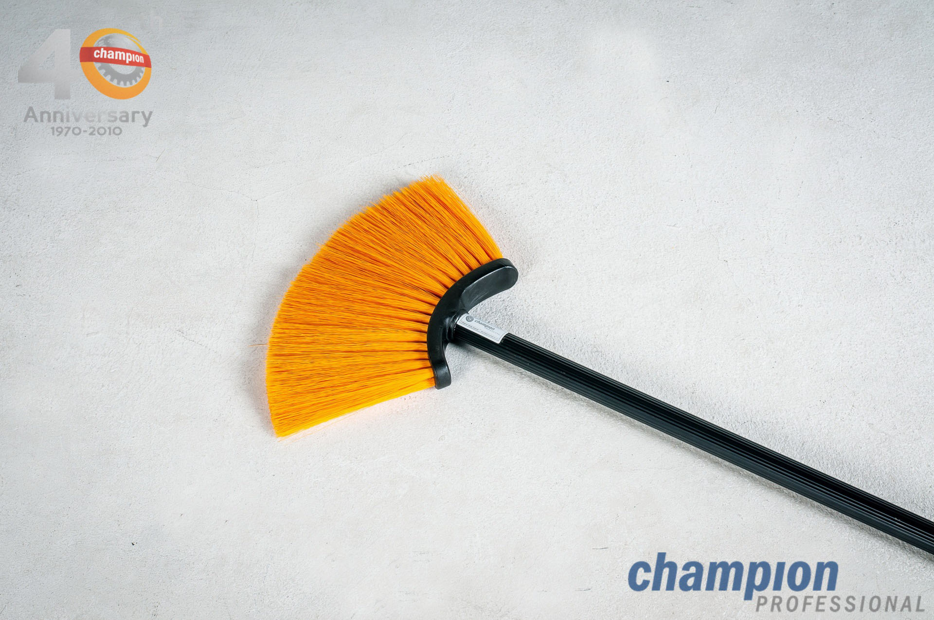 ไม้กวาดไนล่อน Champion Professional ขนาดมาตรฐาน ขนอ่อน