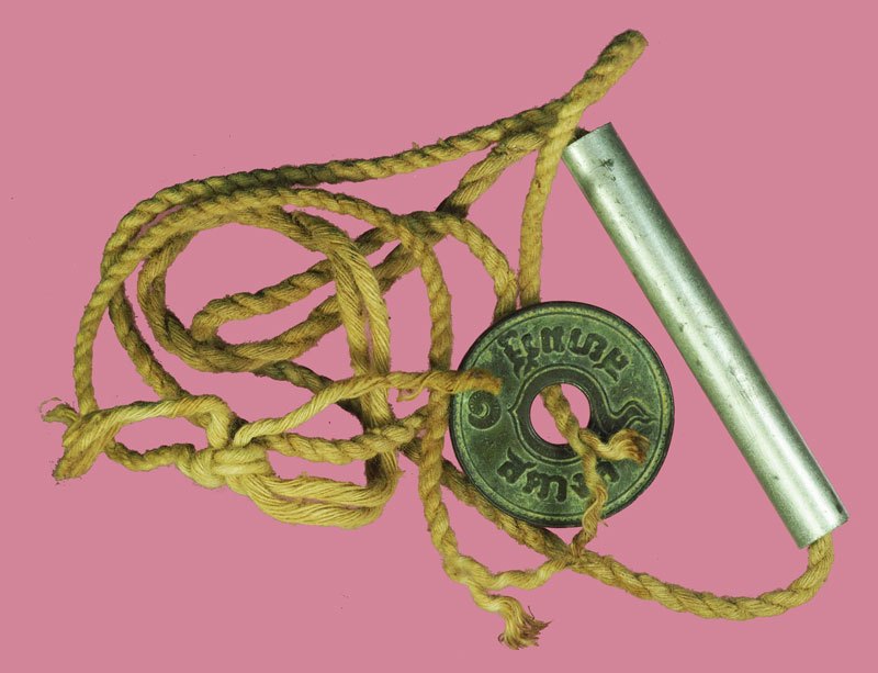 A5779 ตะกรุดอลูมิเนียม พร้อมสตางค์แดง พอมีอายุ ไม่ทราบที่และปีสร้าง 12