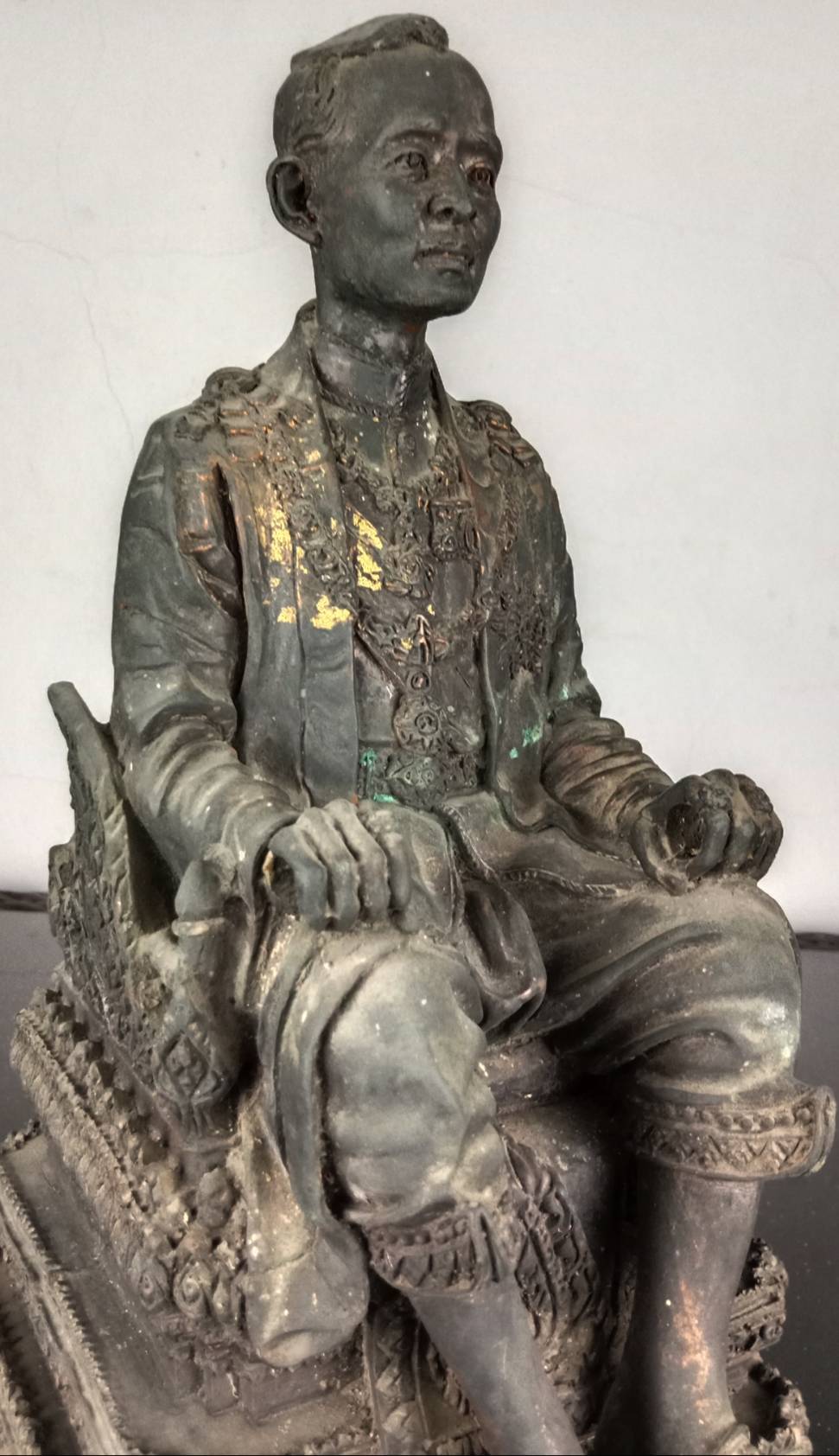 32.พระบรมรูปหล่อในหลวงรัชกาลที่9 พระบาทสมเด็จพระปรมินทรมหาภูมิพลอดุลยเดช ทรงประทับบนพระที่นั่งราชยานพุดตานทอง