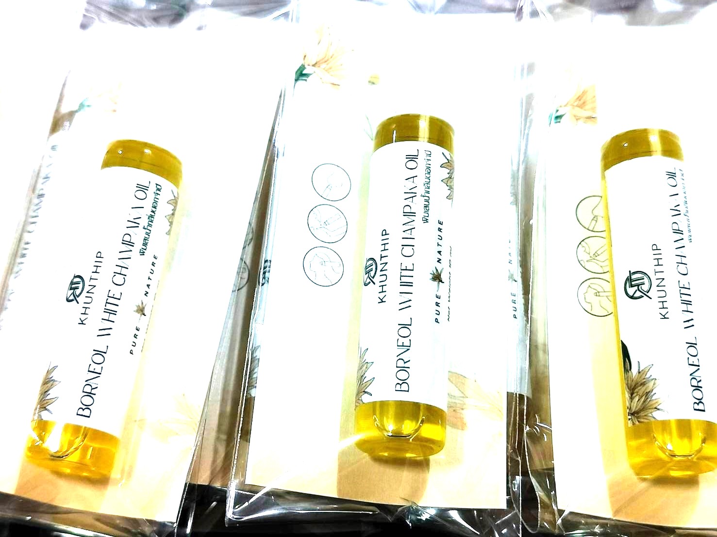 พิมเสนแท้ชนิดน้ำ กลิ่นจำปี คุณทิพย์ 10 มล. (Khunthip White Champaka Camphor Borneol 10ml) ในรูปแบบโรลออน