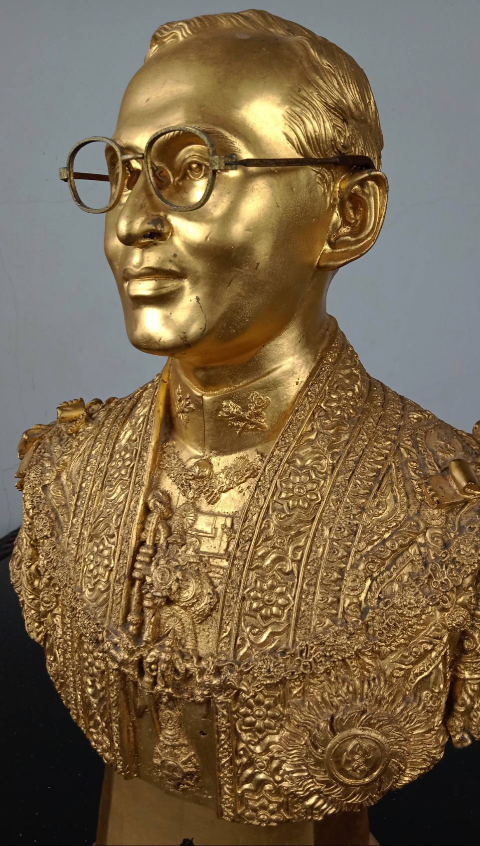 532.พระบรมรูปครึ่งพระองค์ในหลวงรัชกาลที่ 9 พระบาทสมเด็จพระปรมินทรมหาภูมิพลอดุลยเดช ทรงชุดฉลองพระองค์เต็มยศ