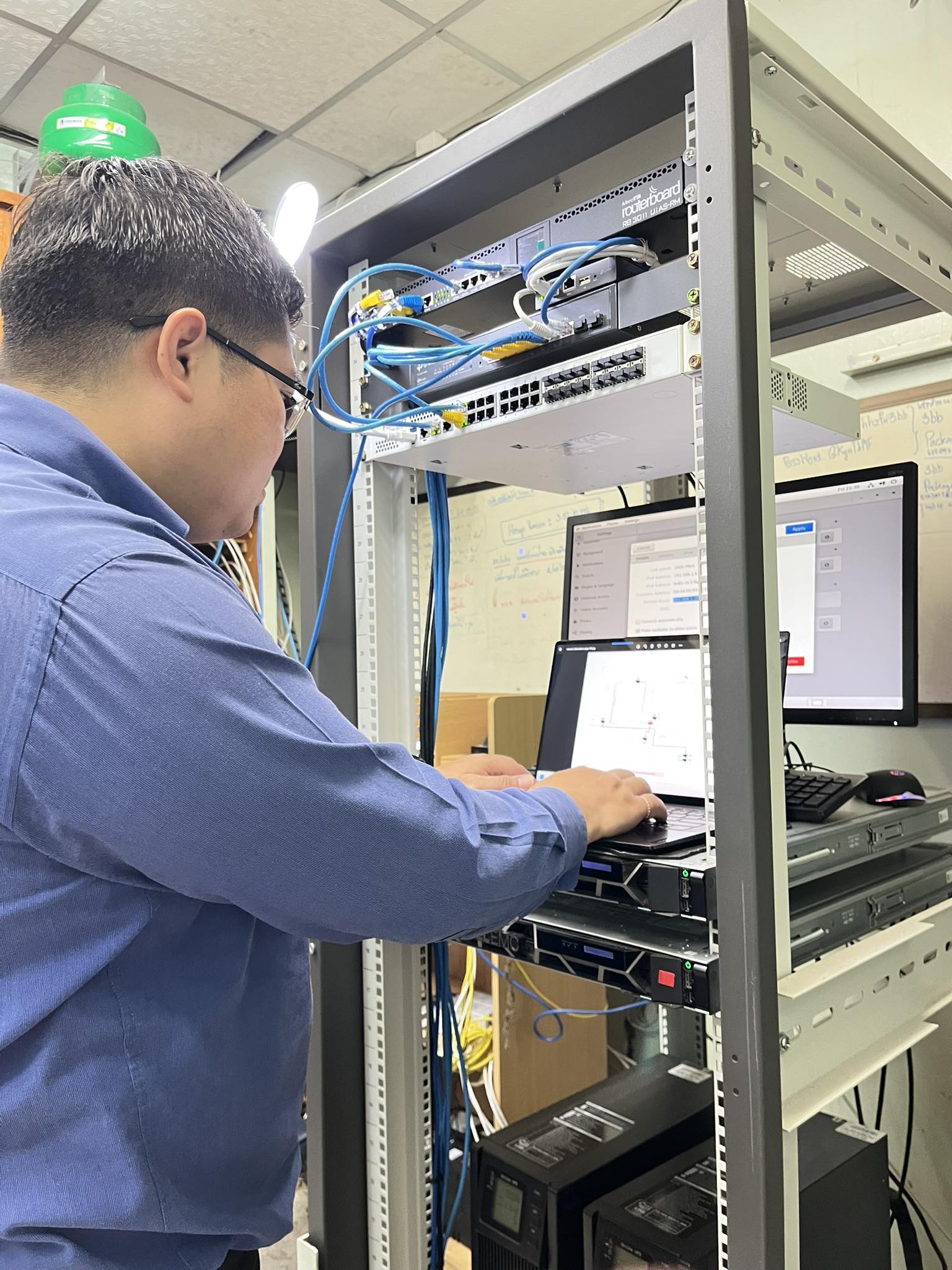 งานวางระบบเครือข่าย : โรงพยาบาลพิชัย ประกอบไปด้วยระบบเครือข่ายหลัก Router MikroTik ระบบเครือข่ายระหว่างอาคาร Fiber & Distribute Switch รวมถึงระบบเครือข่ายไร้สายบริหารผ่าน Cloud Management