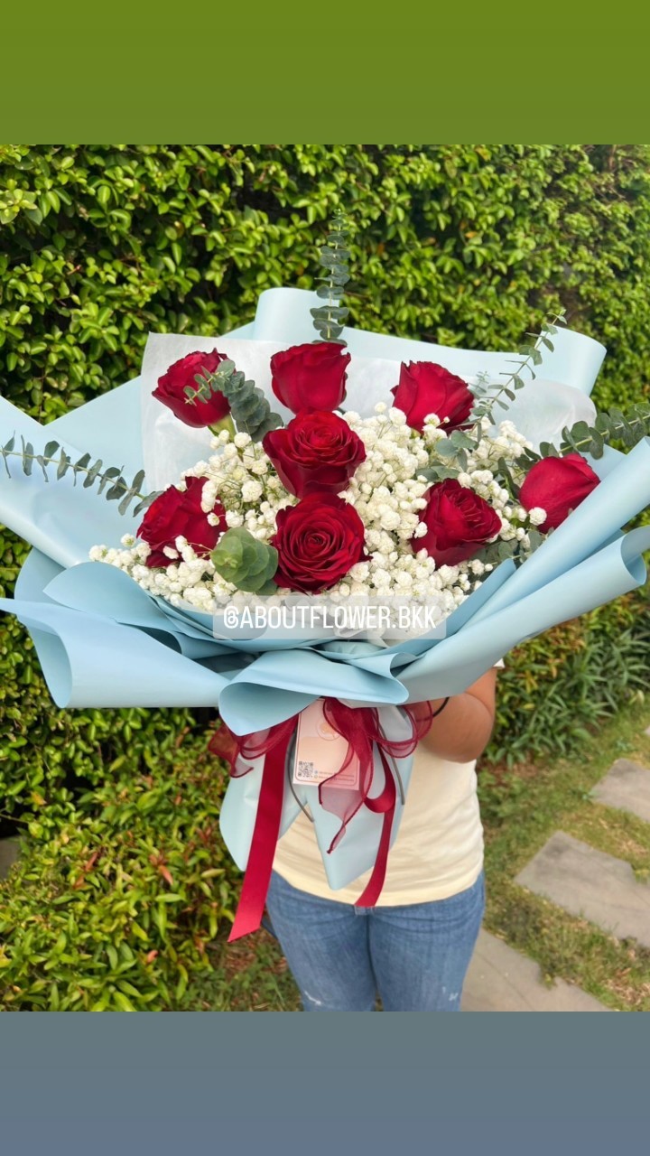 Fresh Flower Valentine Medium Bouquet ดอกกุหลาบ สีแดง นำเข้า คัด Size จำนวน 8 ดอก พร้อมตกแต่ง สามารถเปลี่ยนสีได้