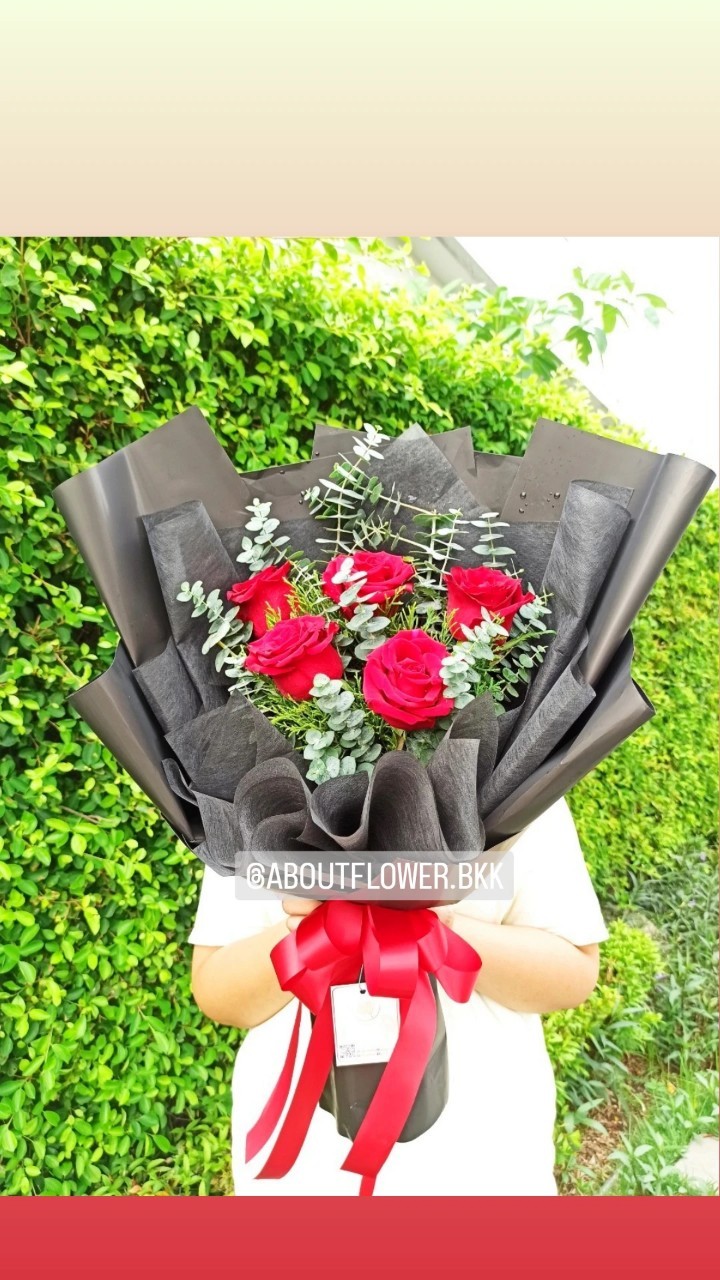 Fresh Flower Medium Bouquet ช่อดอกกุหลาบ สีแดง นำเข้า คัด Size จำนวน 5 ดอก พร้อมตกแต่ง สามารถเปลี่ยนสีได้