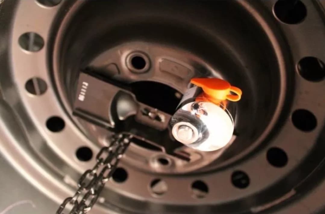 New Lock ล็อคยางอะไหล่ ฟอร์จูนเนอร์ Legender grsport