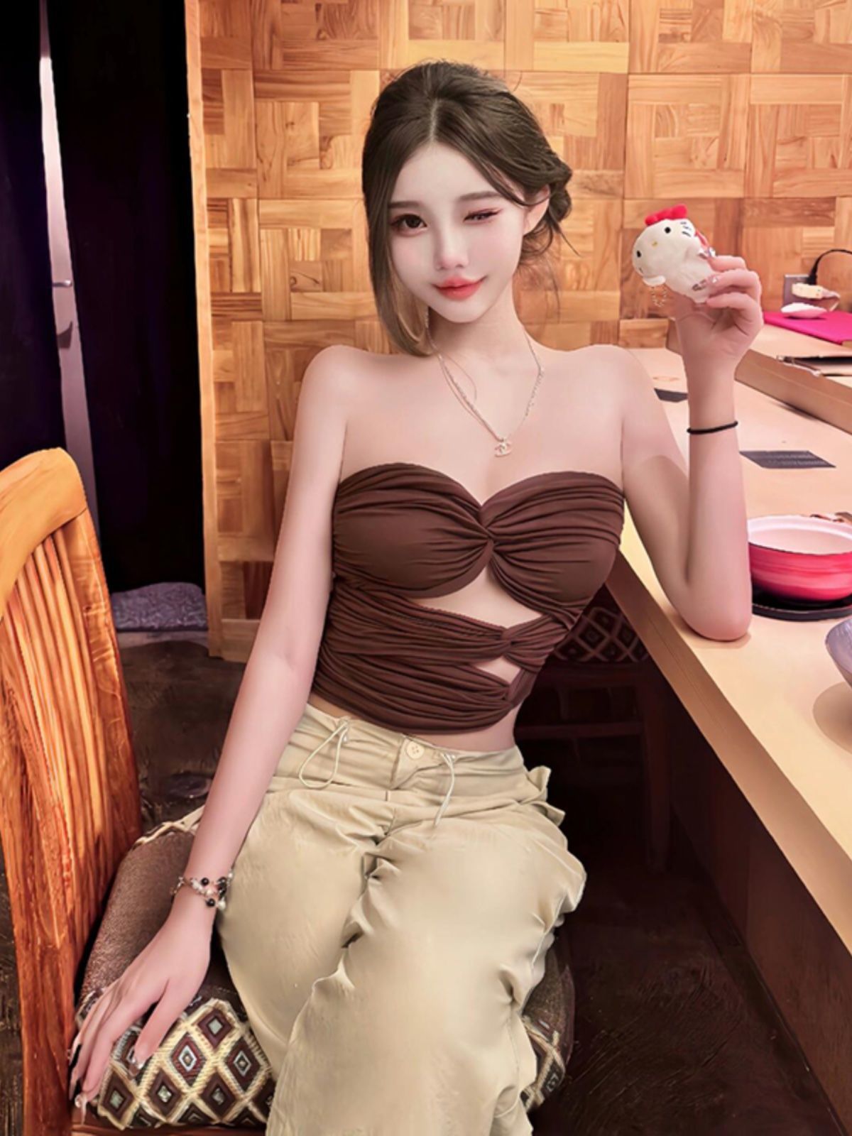 เสื้อเกาะอก ผ้าร่อง ดีเทลหย่น สีน้ำตาล CN2891 พร้อมส่งในไทย