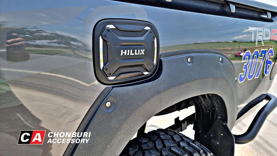 ชุดแต่งฝาปิดถังน้ำมันแท้ Toyota ฟอร์จูนเนอร์