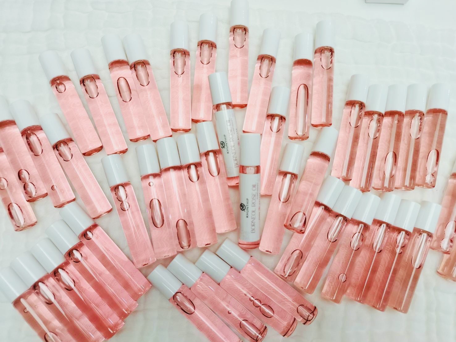 พิมเสนแท้ชนิดน้ำกลิ่นกุหลาบ คุณทิพย์ 10 มล. (Khunthip Rose Camphor Borneol 10ml) ในรูปแบบโรลออน