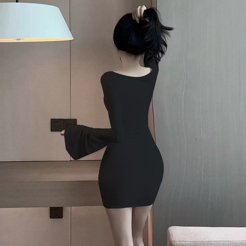 Vogue 🌟พร้อมส่ง🌟 ชุดเดรสแขนยาว แขนกระดิ่ง รัดรูป CN2206