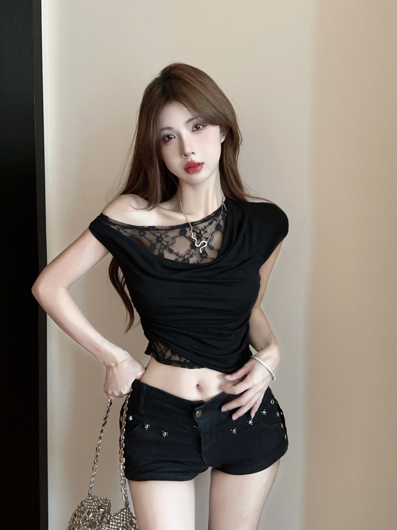 ส่งด่วนในไทย เสื้้อครอป ปาดไหล่ แต่งลูกไม้ พร้อมส่ง CN8190