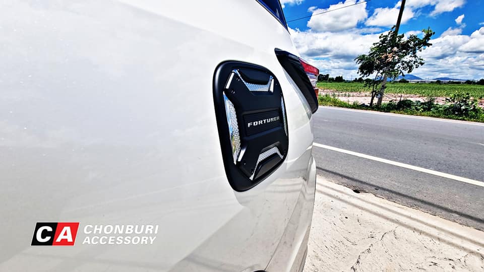 ชุดแต่งฝาปิดถังน้ำมันแท้ Toyota ฟอร์จูนเนอร์