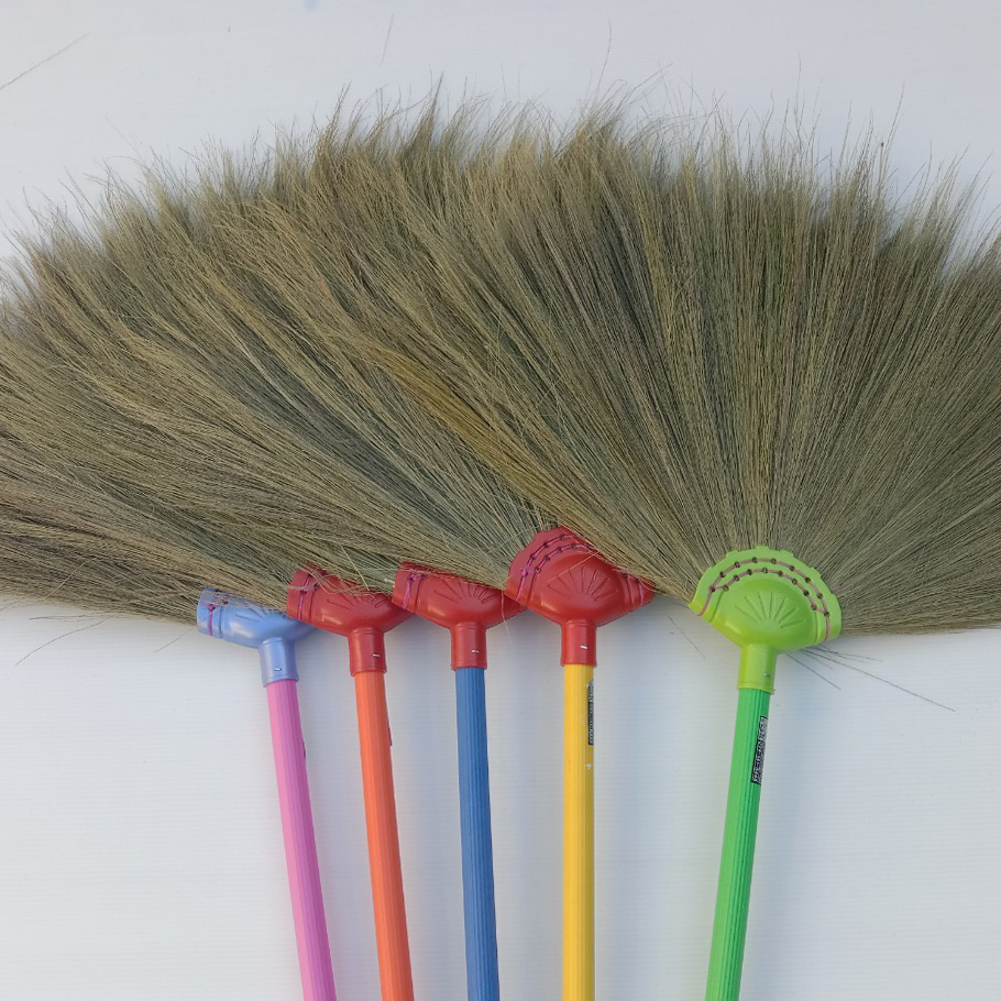 ไม้กวาดดอกหญ้า ด้ามพลาสติก