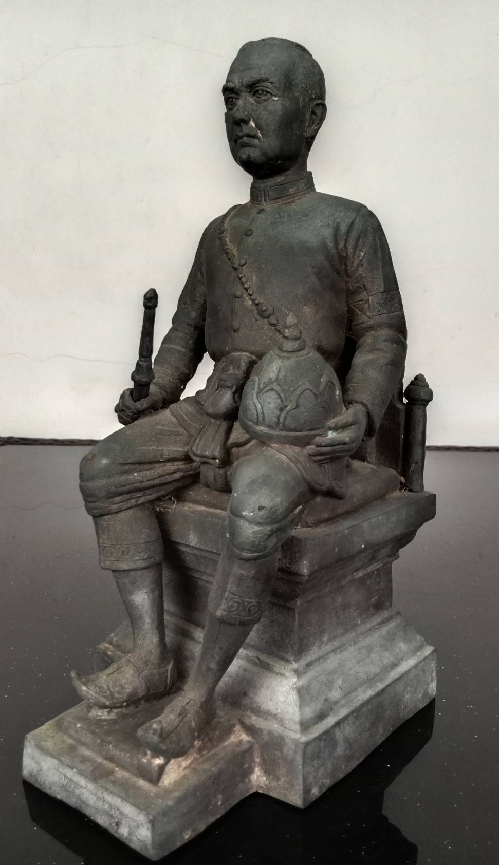 500.พระบรมรูปหล่อสมเด็จพระบวรราชเจ้ามหาสุรสิงหนาท(บุญมา) หรือสมเด็จเจ้าพ่อปากคลองตลาดทรงประทับนั่งบัลลังก์