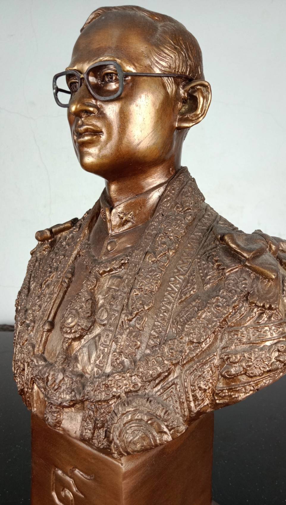 23.พระบรมรูปหล่อครึ่งพระองค์ในหลวงรัชกาลที่9 พระบาทสมเด็จพระปรมินทรมหาภูมิพลอดุลยเดช ฉลองพระองค์บรมราชภูษิตาภรณ์