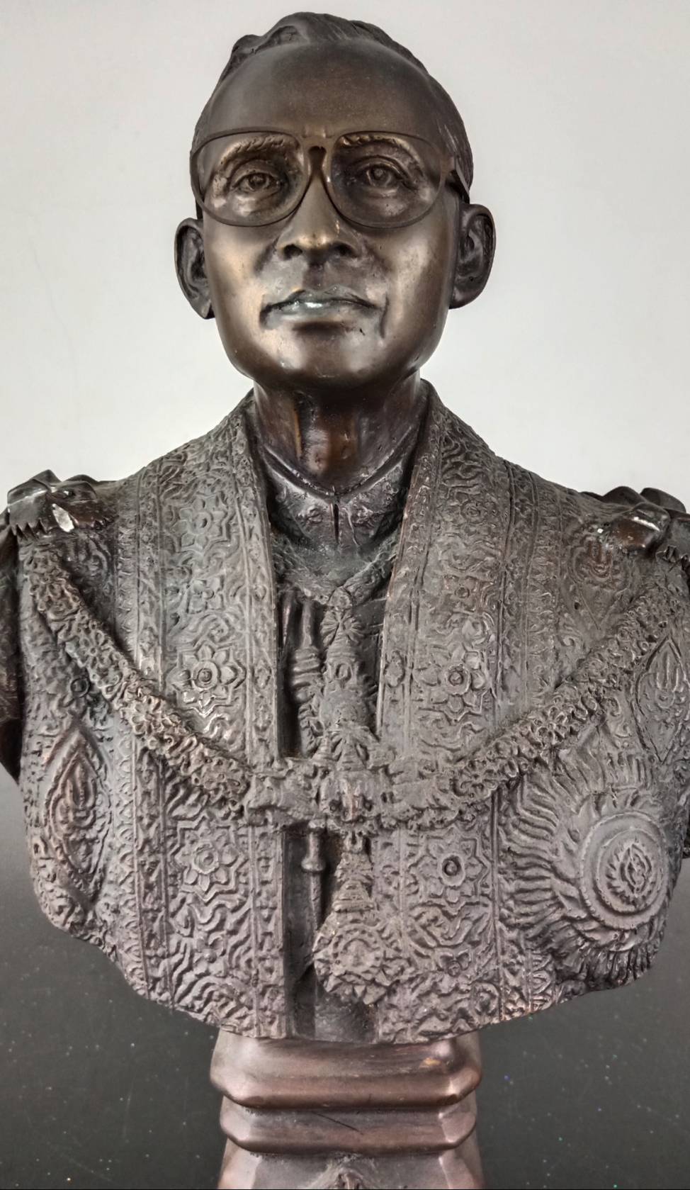 4.พระบรมรูปหล่อครึ่งพระองค์ในหลวงรัชกาลที่9 พระบาทสมเด็จพระปรมินทรมหาภูมิพลอดุลยเดช ฉลองพระองค์บรมราชภูษิตาภรณ์