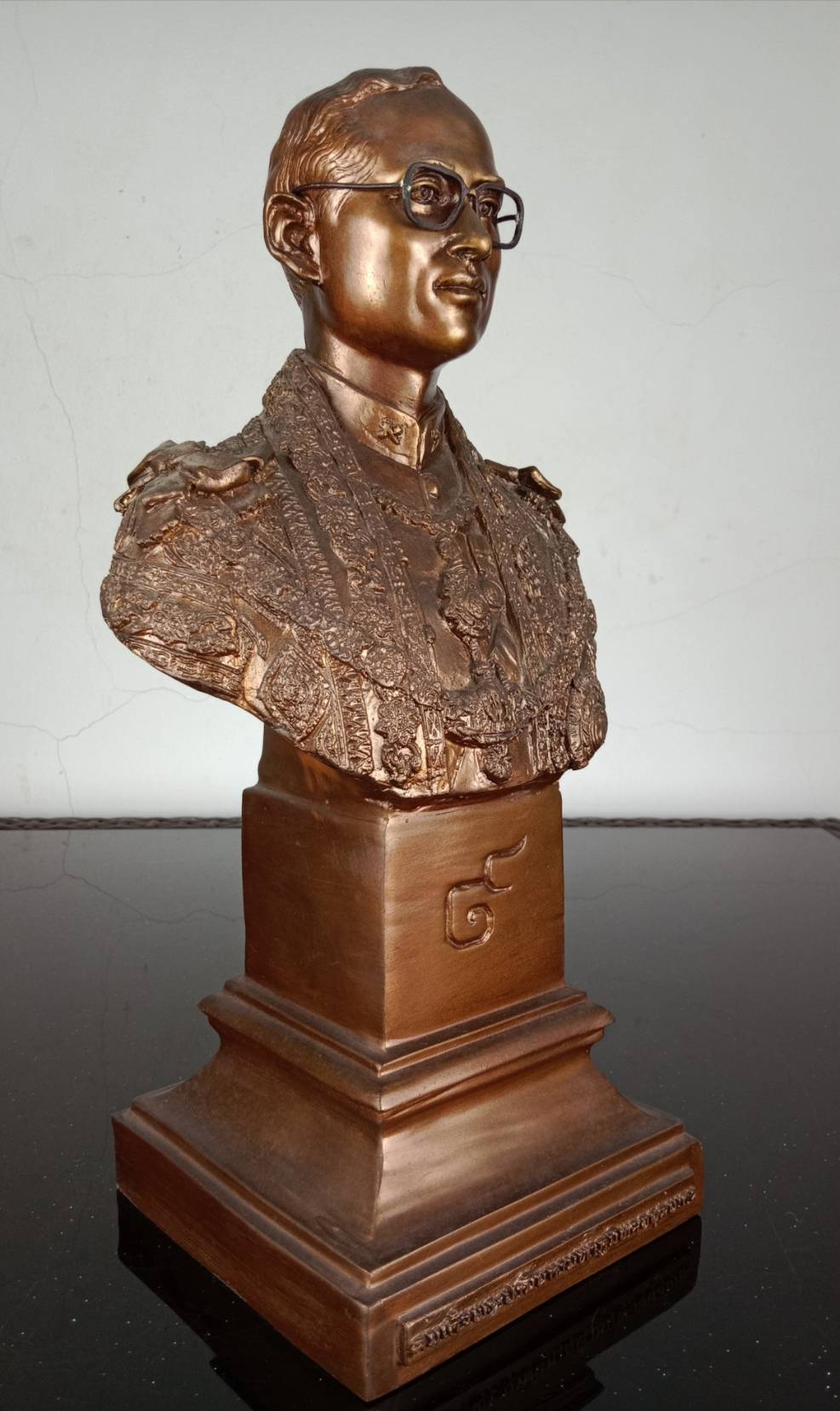 23.พระบรมรูปหล่อครึ่งพระองค์ในหลวงรัชกาลที่9 พระบาทสมเด็จพระปรมินทรมหาภูมิพลอดุลยเดช ฉลองพระองค์บรมราชภูษิตาภรณ์