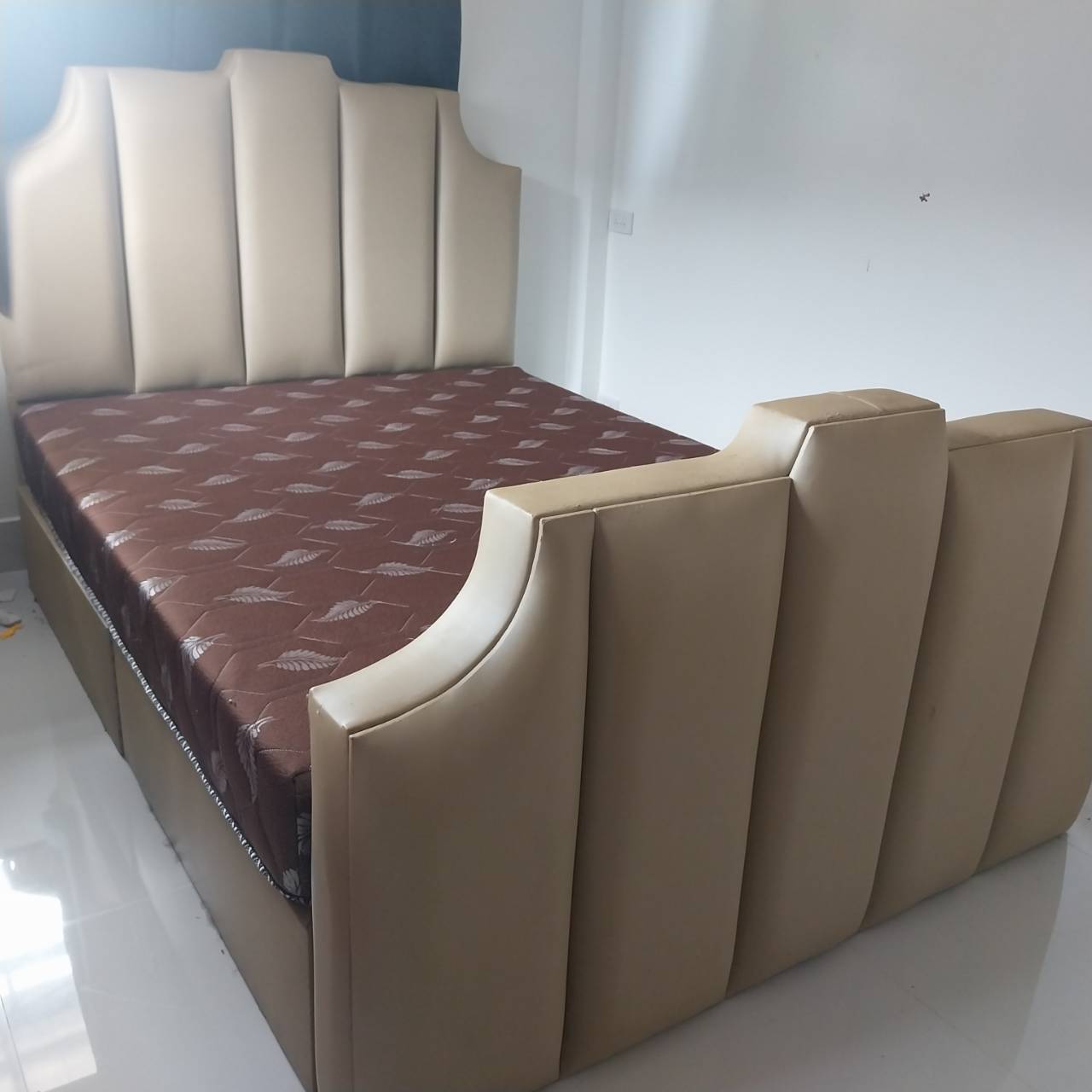 เตียงพร้อมที่นอน 5 ฟุต (ที่นอนสภาพ 99% ยางสังเคราะห์พีอี+ยางพาราอัด ไม่ยุบ) ที่นอนงอได้ไม่ยุบรับน้ำหนักได้เยอะ ไม่ใช่สปริง ไม่ยุบ ที่นอนยังไม่เคยใช้งาน เตียงมีรอยเล็บน้องแมวข่วนนิดหน่อย
