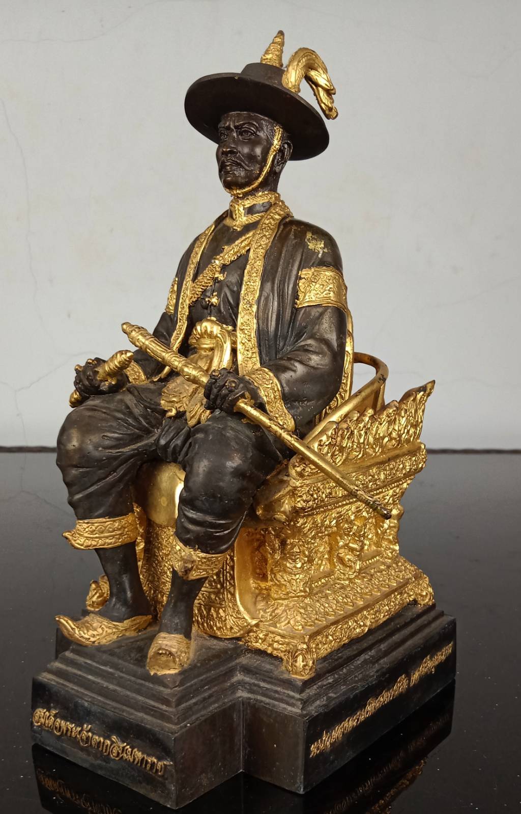 424.พระบรมรูปหล่อสมเด็จพระเจ้าตากสินมหาราช ทรงประทับนั่งบัลลังก์