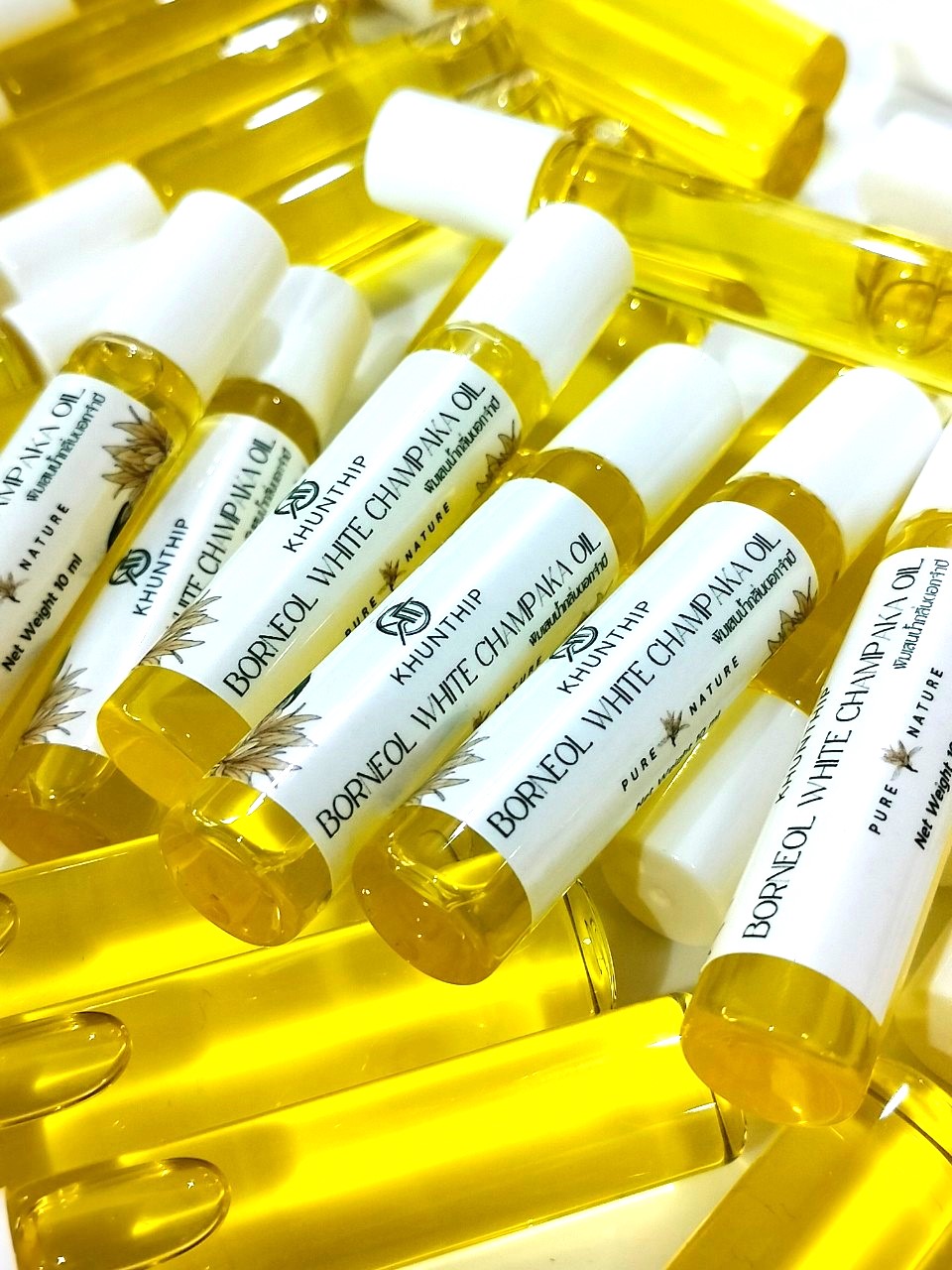 พิมเสนแท้ชนิดน้ำ กลิ่นจำปี คุณทิพย์ 10 มล. (Khunthip White Champaka Camphor Borneol 10ml) ในรูปแบบโรลออน