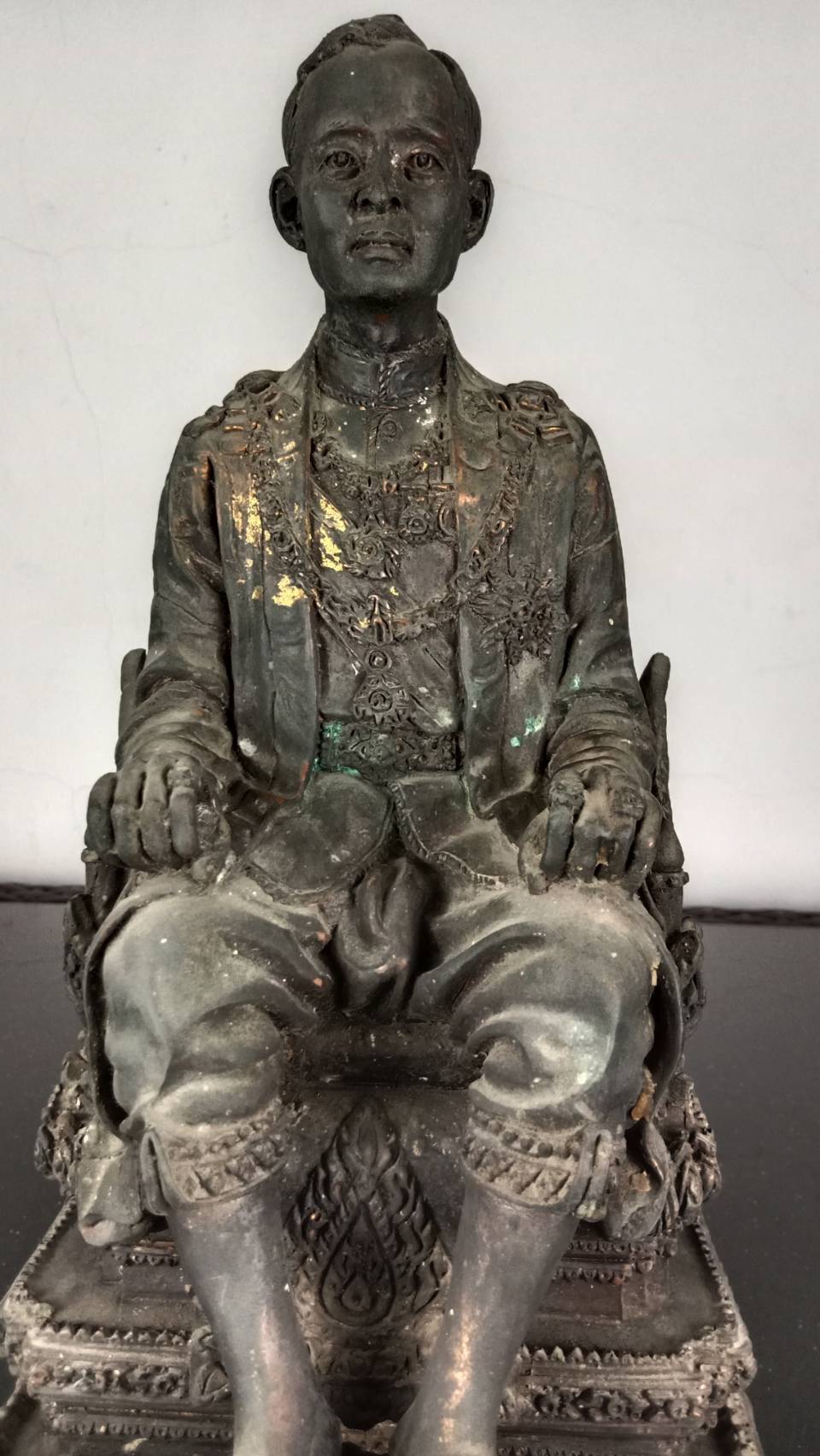 32.พระบรมรูปหล่อในหลวงรัชกาลที่9 พระบาทสมเด็จพระปรมินทรมหาภูมิพลอดุลยเดช ทรงประทับบนพระที่นั่งราชยานพุดตานทอง