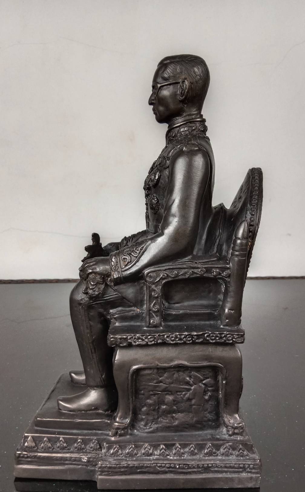 571.พระบรมรูปหล่อในหลวงรัชกาลที่ 9 พระบาทสมเด็จพระปรมินทรมหาภูมิพลอดุลยเดช ทรงประทับนั่งบัลลังก์