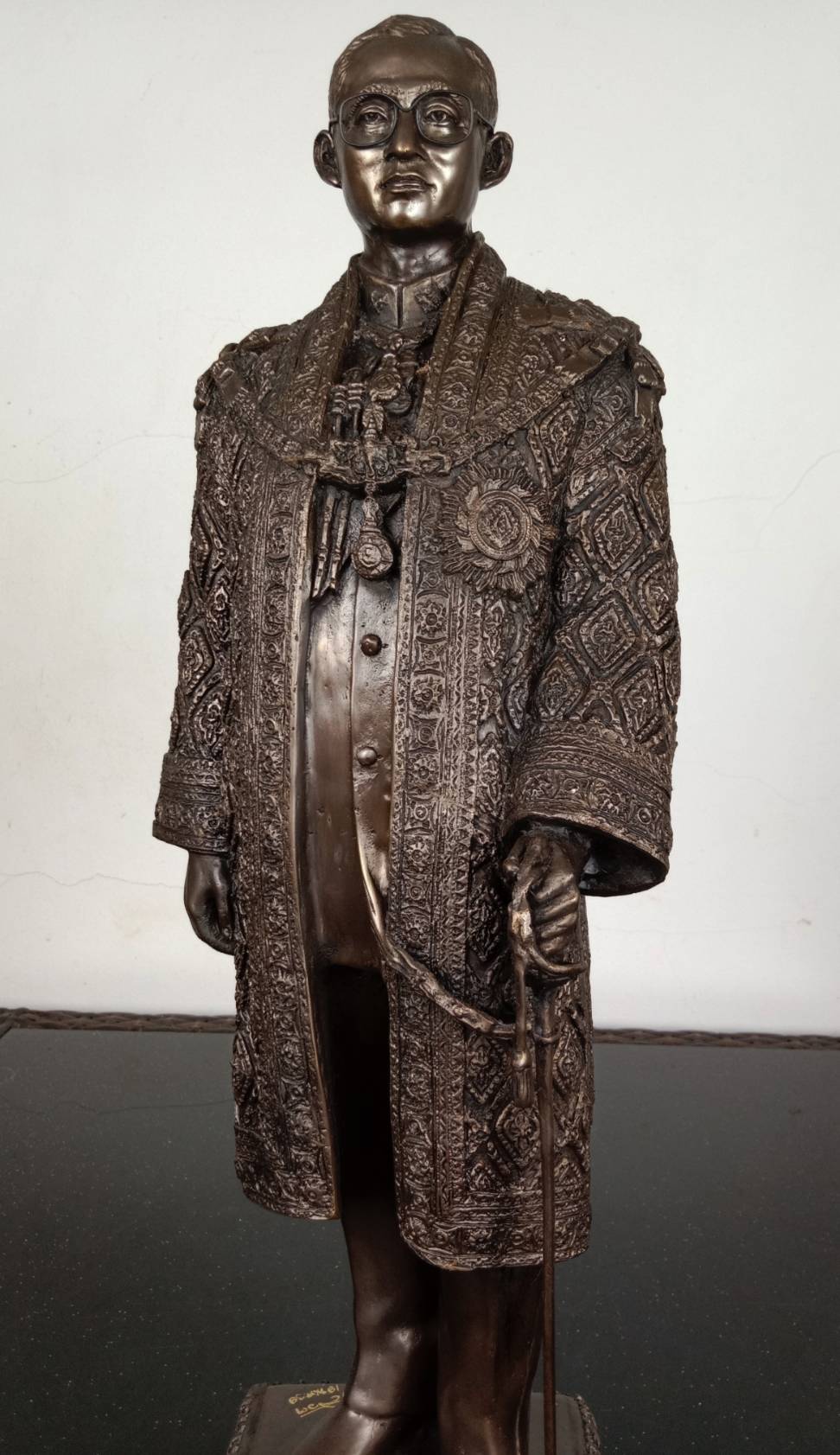 579.พระบรมรูปหล่อในหลวงรัชกาลที่ 9 พระบาทสมเด็จพระปรมินทรมหาภูมิพลอดุลยเดช (รมดำ)