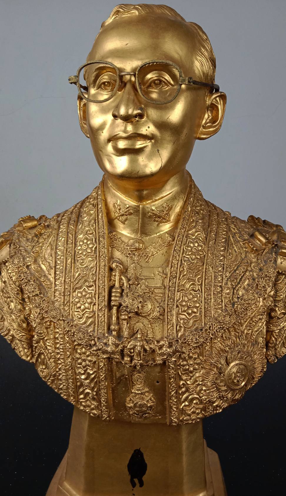 532.พระบรมรูปครึ่งพระองค์ในหลวงรัชกาลที่ 9 พระบาทสมเด็จพระปรมินทรมหาภูมิพลอดุลยเดช ทรงชุดฉลองพระองค์เต็มยศ