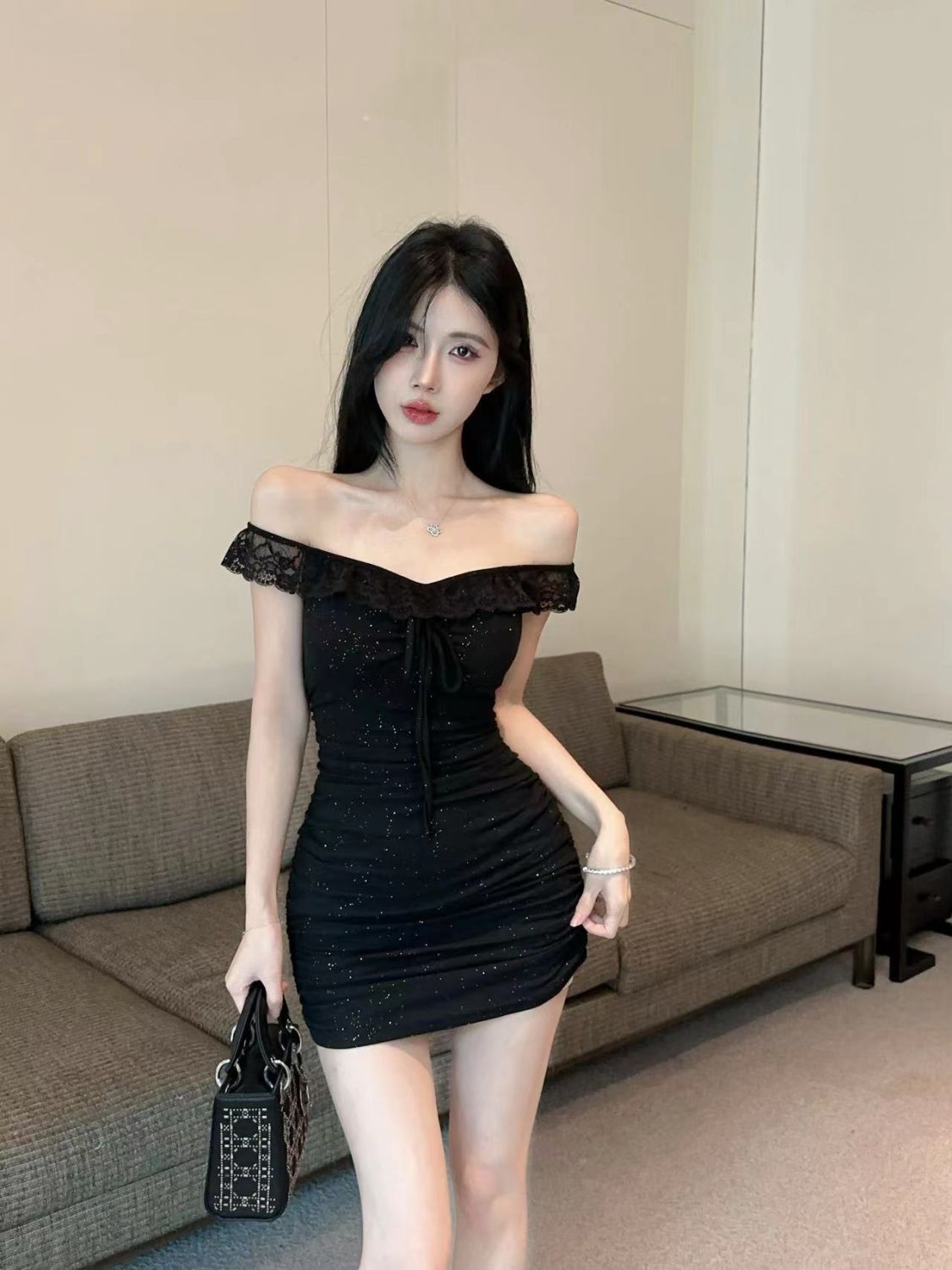 ชุดเดรสสั้น เเขนลูกไม้ กากเพชร เข้ารูป รหัส CN2372 พร้อมส่งด่วนในไทย