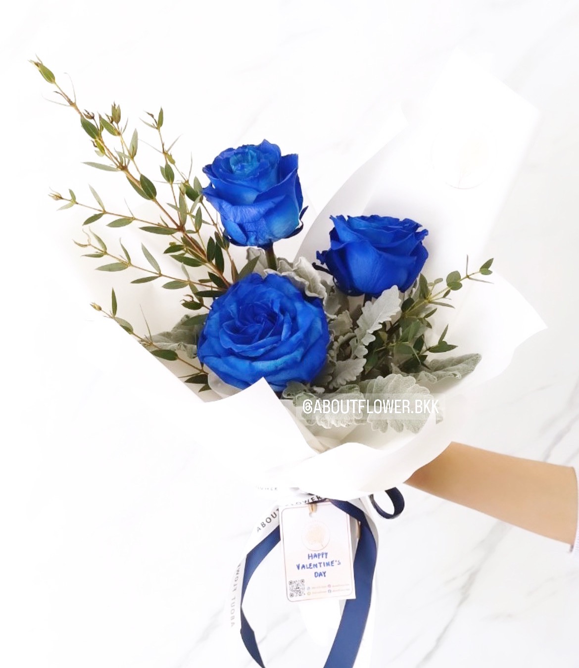 Medium Bouquet Ecuador Rose ช่อดอกกุหลาบเอกวาดอร์ สีน้ำเงิน นำเข้า คัด Size จำนวน 3 ดอก พร้อมตกแต่ง สามารถเปลี่ยนสีได้