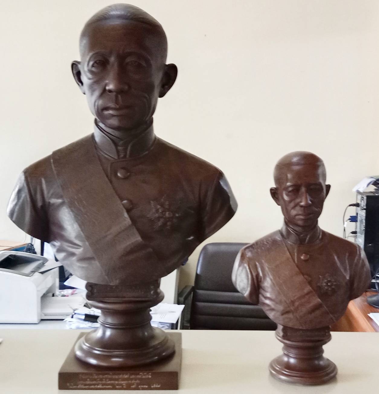 440.พระบรมรูปครึ่งพระองค์ รัชกาลที่4 พระบาทสมเด็จพระจอมเกล้าเจ้าอยู่หัว(องค์ใหญ่)